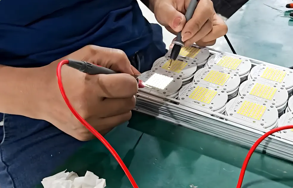 Kỹ thuật viên đo kiểm module LED bằng đầu đo