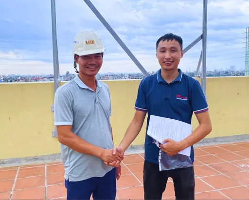 Kỹ thuật viên HKLED bắt tay đại diện chủ đầu tư tại công trình