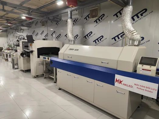 Lò hàn reflow trong dây chuyền SMT của HKLED