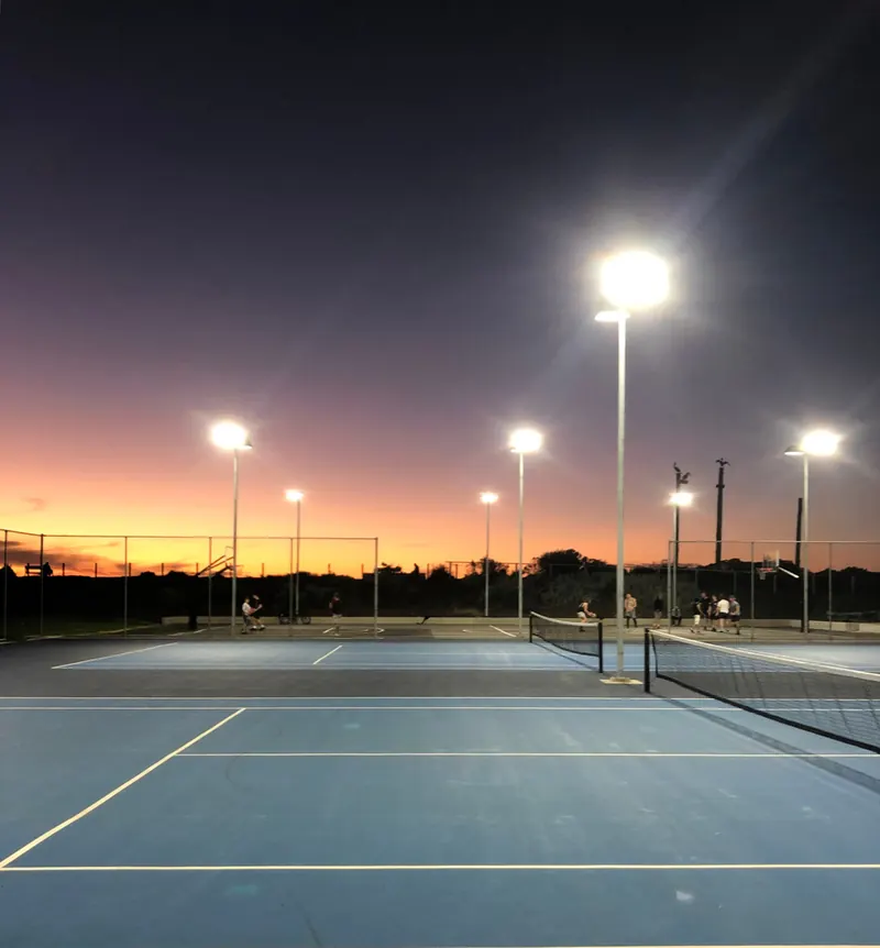 Sân tennis chiếu sáng ban đêm, ảnh minh họa
